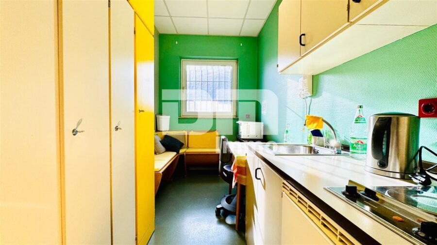 Ladeneinheit und Büro / Praxisfläche teilvermietet im Paket mit umfangreicher Ausstattung - Einheit 1 - Büro / Küche mit Küchenzeile